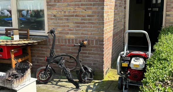 Mini-elektrische fiets vliegt in brand in woning