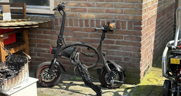 Mini-elektrische fiets vliegt in brand in woning