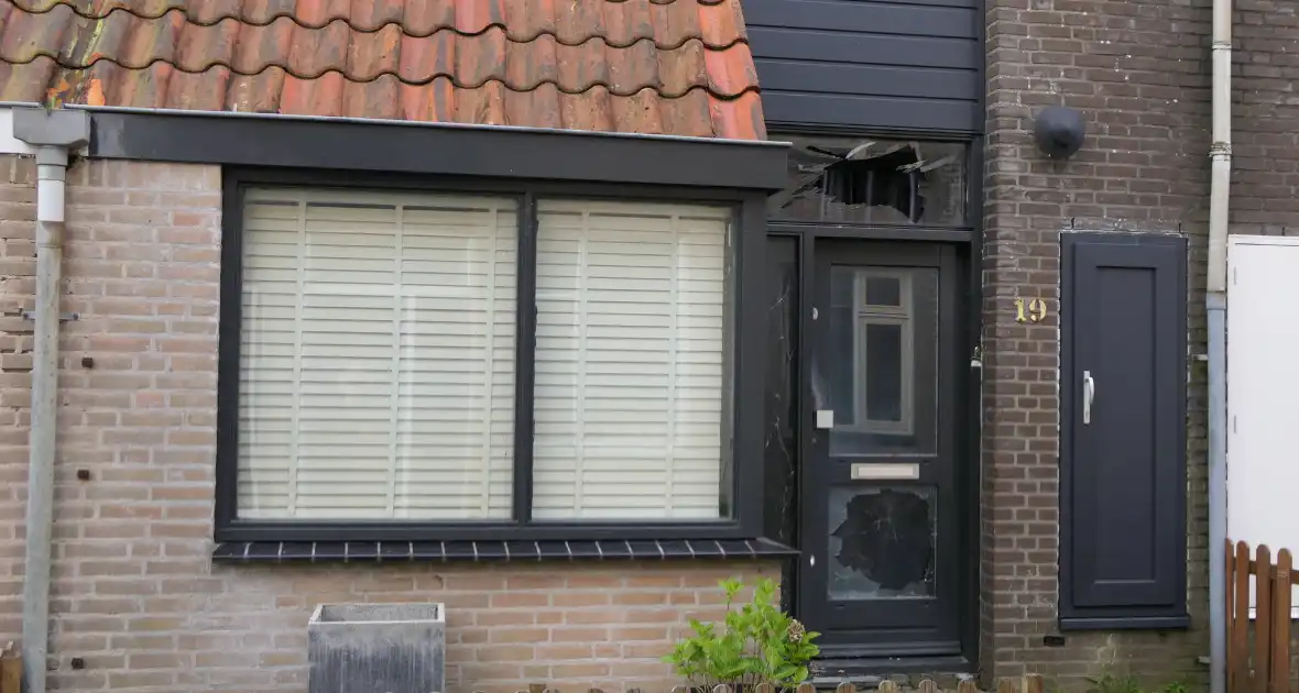 Voorgevel woning beschadigd na explosie