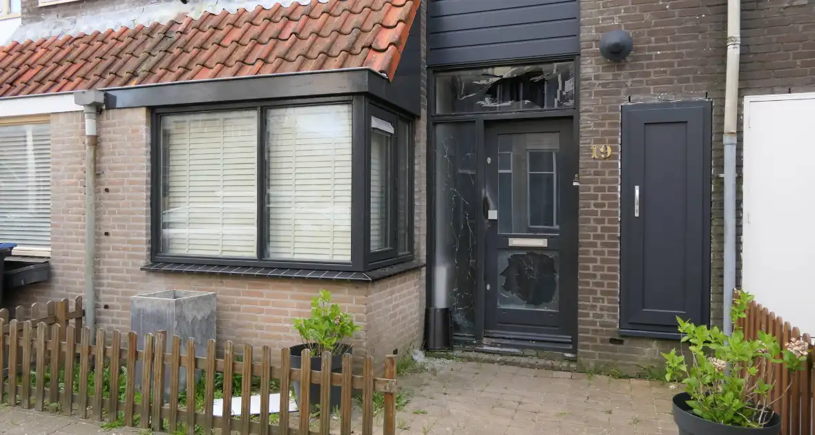 Voorgevel woning beschadigd na explosie - Foto 10