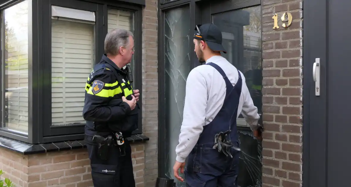 Voorgevel woning beschadigd na explosie - Foto 11