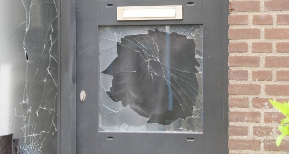 Voorgevel woning beschadigd na explosie - Afbeelding 4