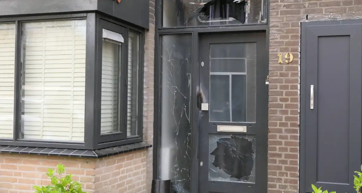 Voorgevel woning beschadigd na explosie - Foto 7