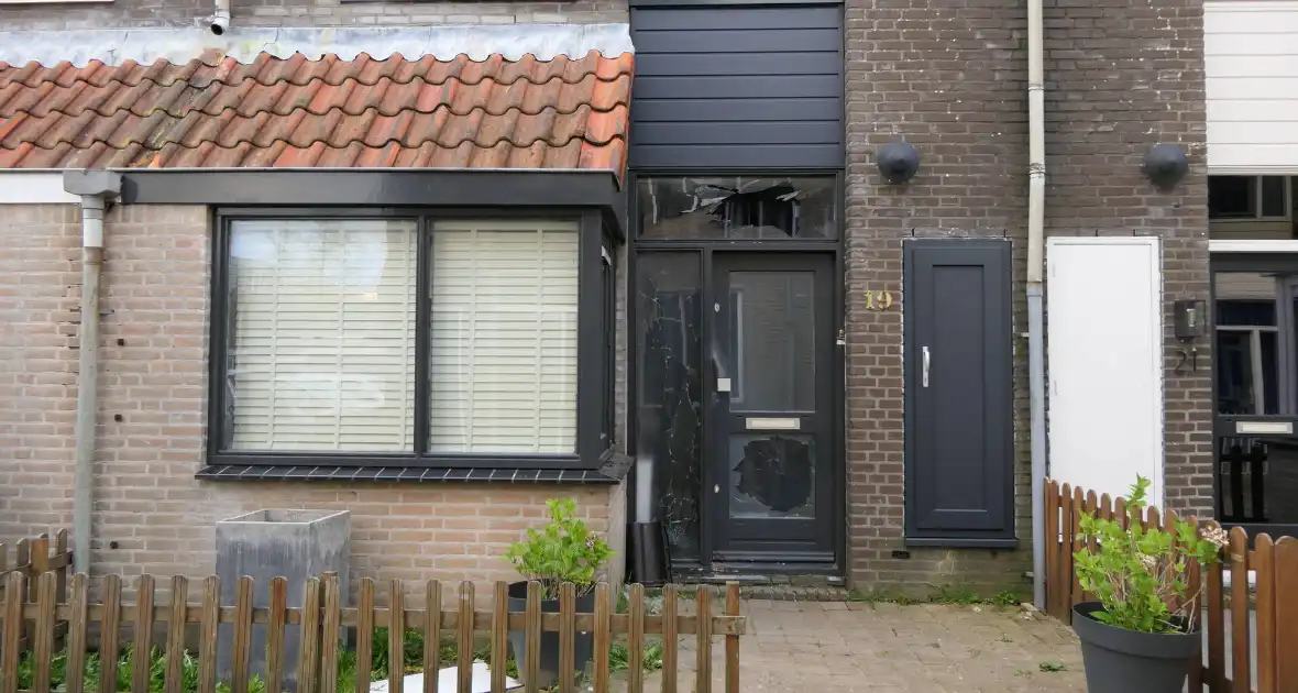 Voorgevel woning beschadigd na explosie - Foto 9