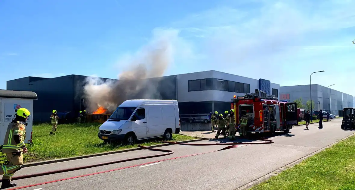 Flinke rookontwikkeling bij brand in haakarm container