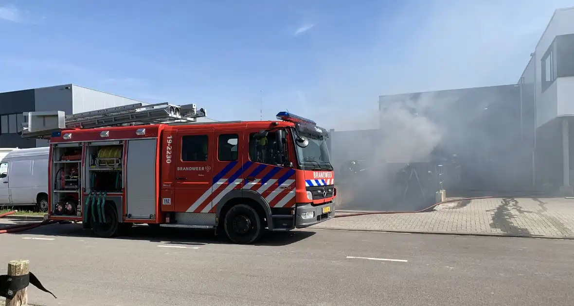 Flinke rookontwikkeling bij brand in haakarm container - Foto 1