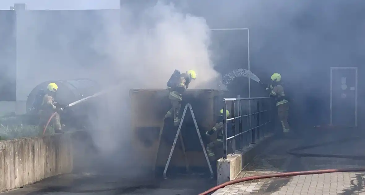 Flinke rookontwikkeling bij brand in haakarm container - Foto 2