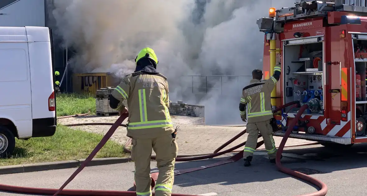 Flinke rookontwikkeling bij brand in haakarm container - Foto 5