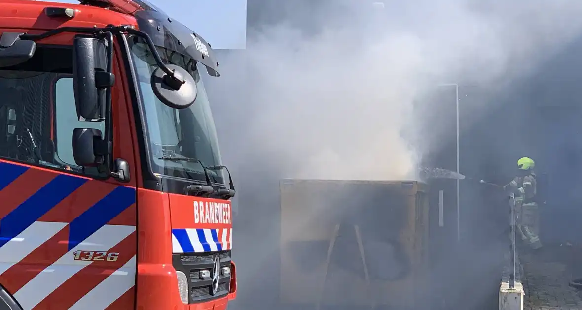 Flinke rookontwikkeling bij brand in haakarm container - Foto 6