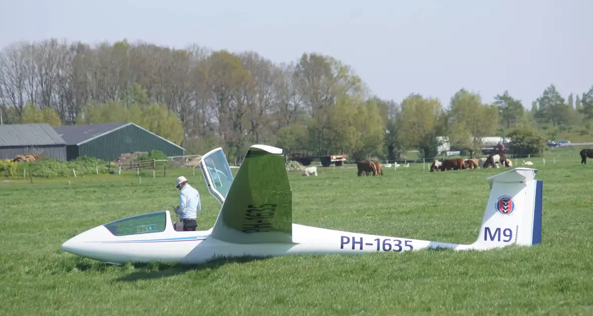 Zweefvliegtuig maakt landing in weiland