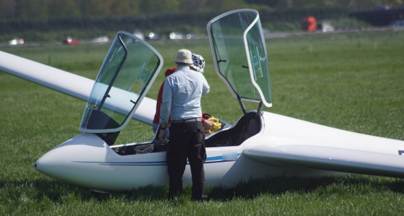 Zweefvliegtuig maakt landing in weiland - Afbeelding 1