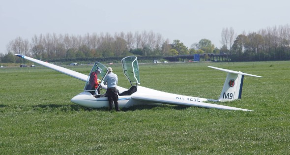 Zweefvliegtuig maakt landing in weiland - Afbeelding 2