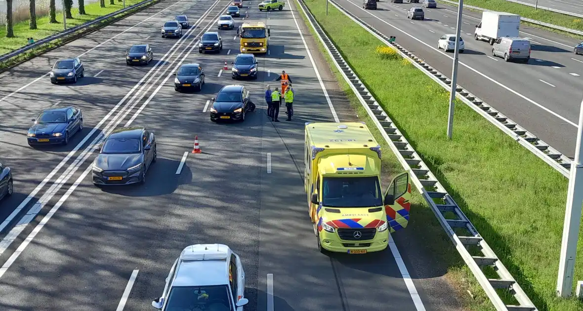 Flinke file op snelweg door verkeersongeval