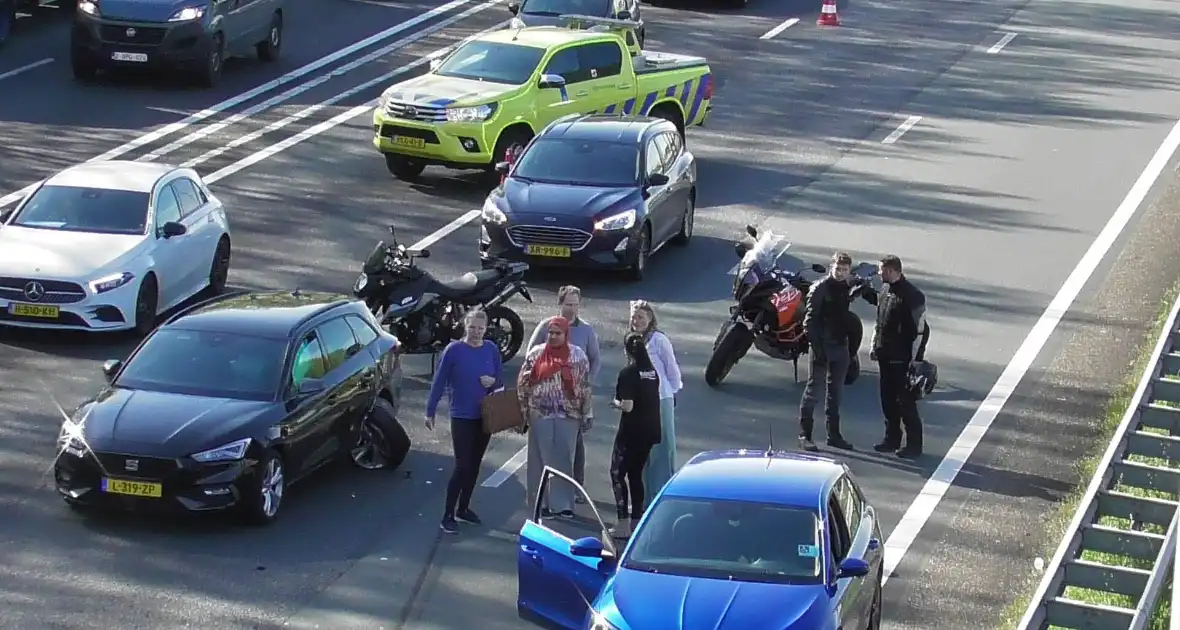 Flinke file op snelweg door verkeersongeval - Foto 1