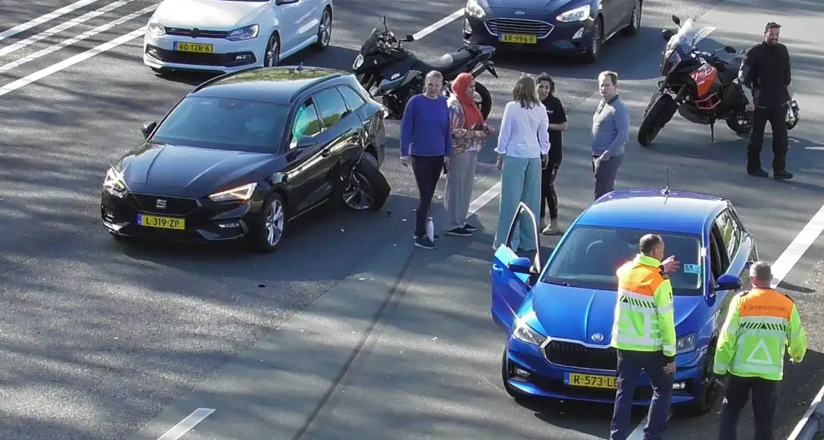 Flinke file op snelweg door verkeersongeval - Foto 2