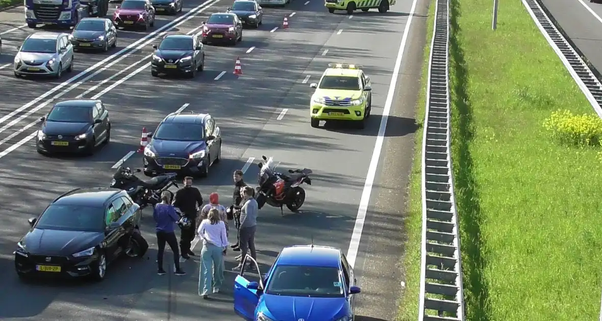 Flinke file op snelweg door verkeersongeval - Foto 3