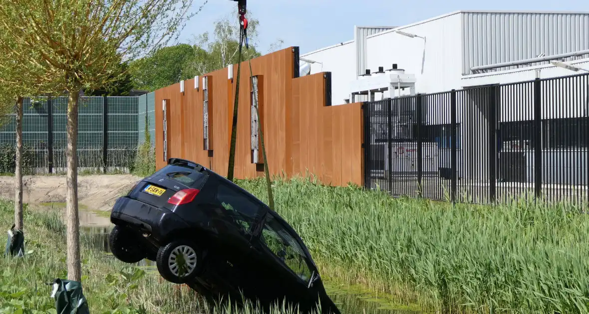 Geparkeerde auto niet op handrem gezet en rolt sloot in