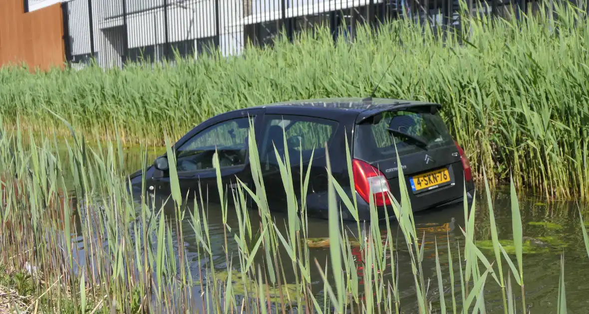 Geparkeerde auto niet op handrem gezet en rolt sloot in - Foto 1