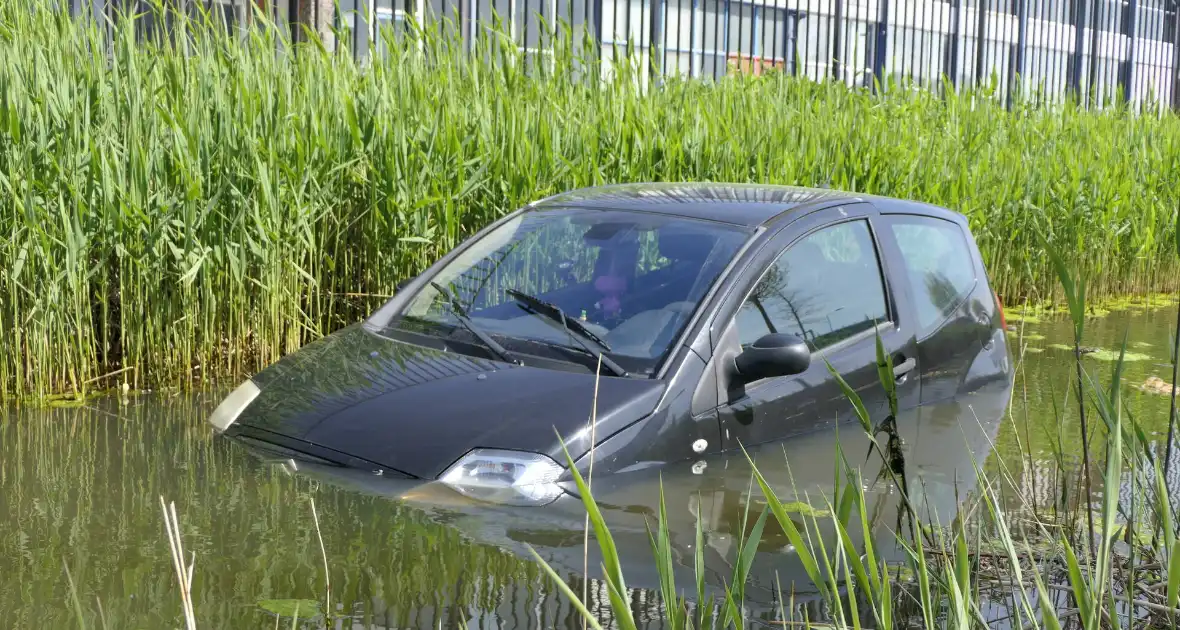 Geparkeerde auto niet op handrem gezet en rolt sloot in - Foto 2