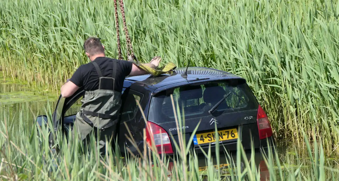 Geparkeerde auto niet op handrem gezet en rolt sloot in - Foto 4