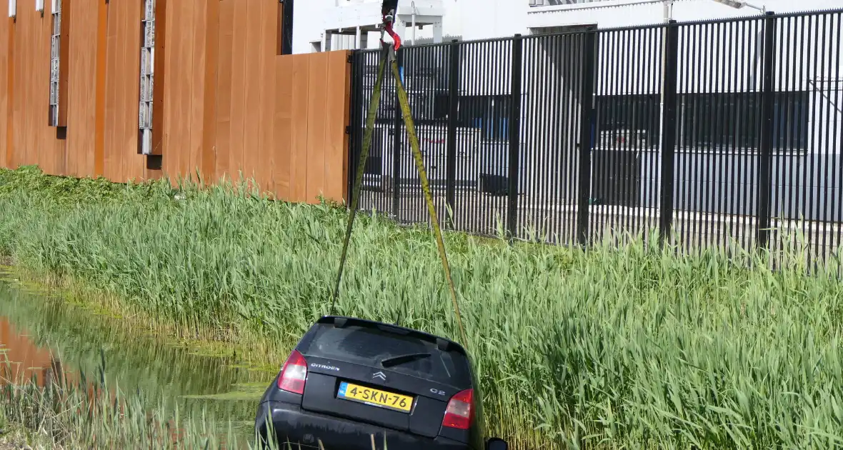 Geparkeerde auto niet op handrem gezet en rolt sloot in - Foto 5