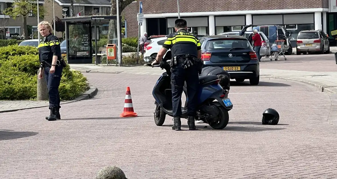 Scooterrijder gewond bij aanrijding met personenauto - Foto 2