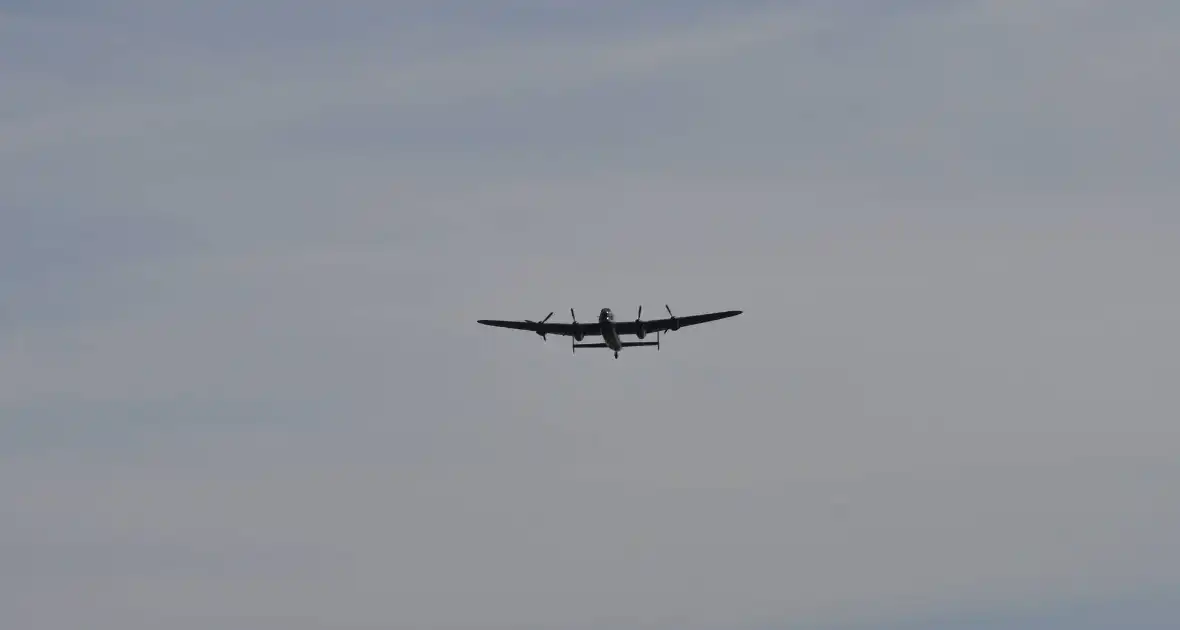 Herdenkingsvlucht Britse Lancaster voor Dodenherdenking - Foto 10