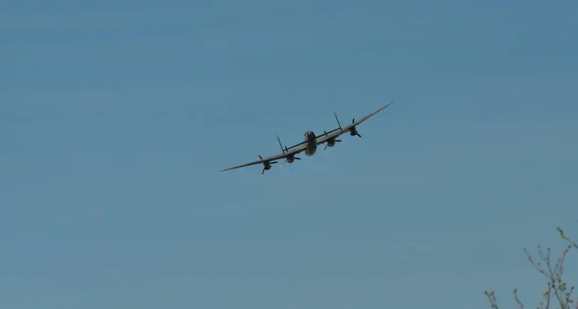 Herdenkingsvlucht Britse Lancaster voor Dodenherdenking - Foto 12