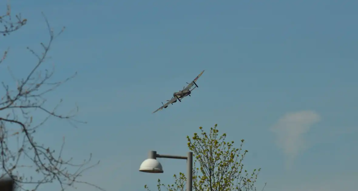 Herdenkingsvlucht Britse Lancaster voor Dodenherdenking - Foto 13