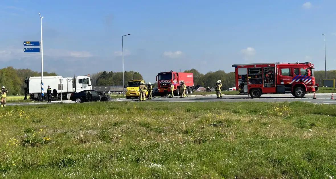 Auto in brand gevlogen op rotonde