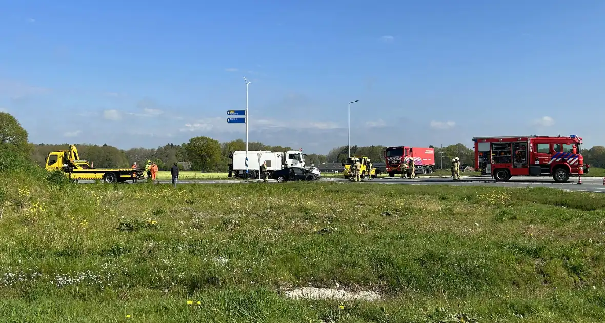 Auto in brand gevlogen op rotonde - Foto 1