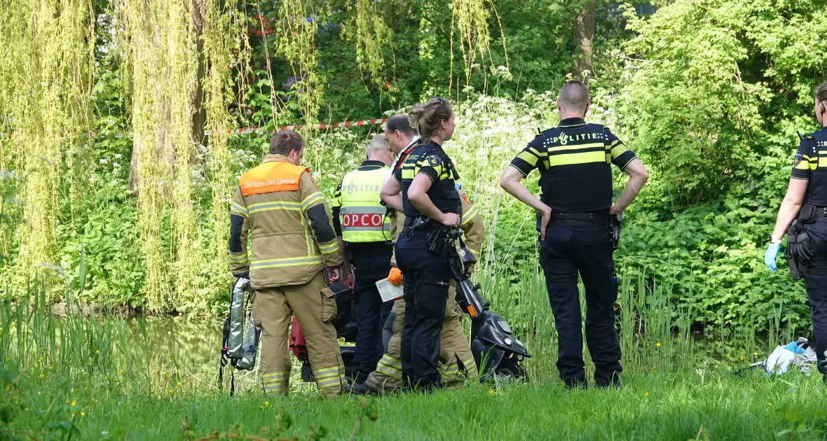 Scootmobiel-bestuurder te water - Foto 1