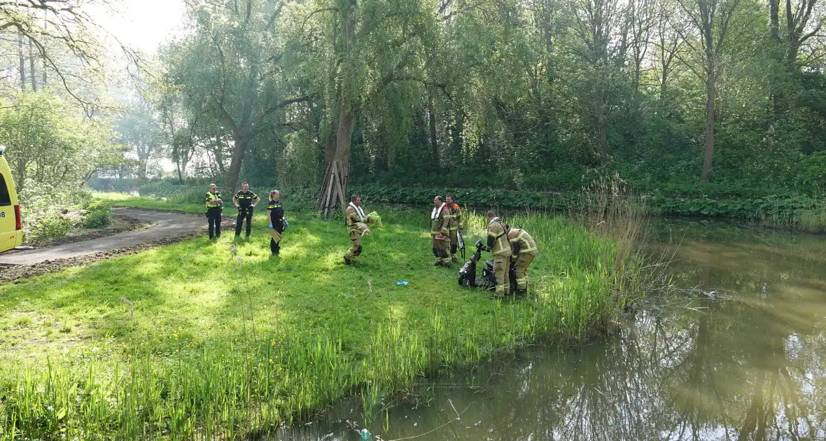 Scootmobiel-bestuurder te water - Foto 4