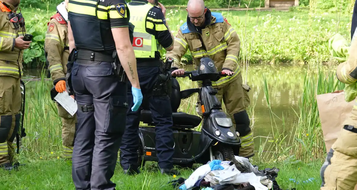 Scootmobiel-bestuurder te water - Foto 5