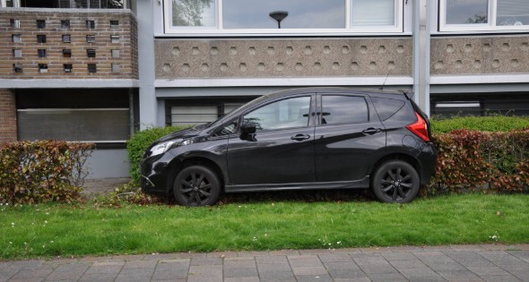 Auto ramt stroomkast belandt in bosjes - Afbeelding 2