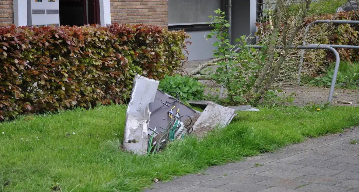 Auto ramt stroomkast belandt in bosjes - Foto 6