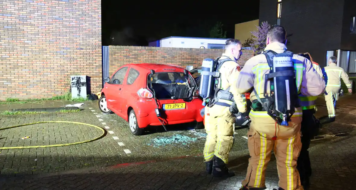 Meerdere voertuigen beschadigd na brand - Foto 2