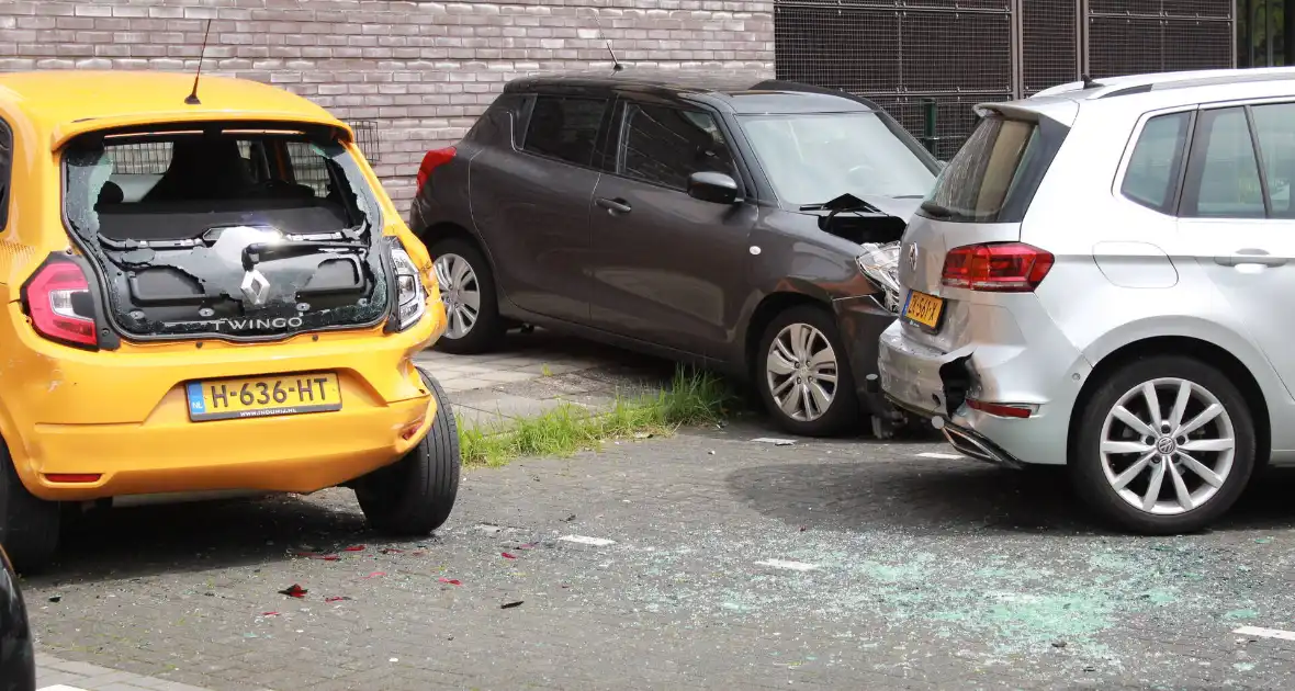 Automobilist trapt per ongeluk op gaspedaal en richt flinke schade aan
