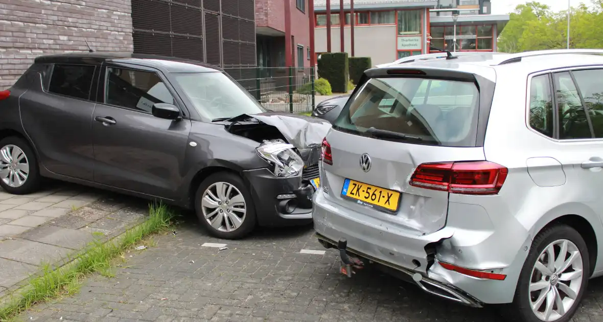 Automobilist trapt per ongeluk op gaspedaal en richt flinke schade aan - Foto 8