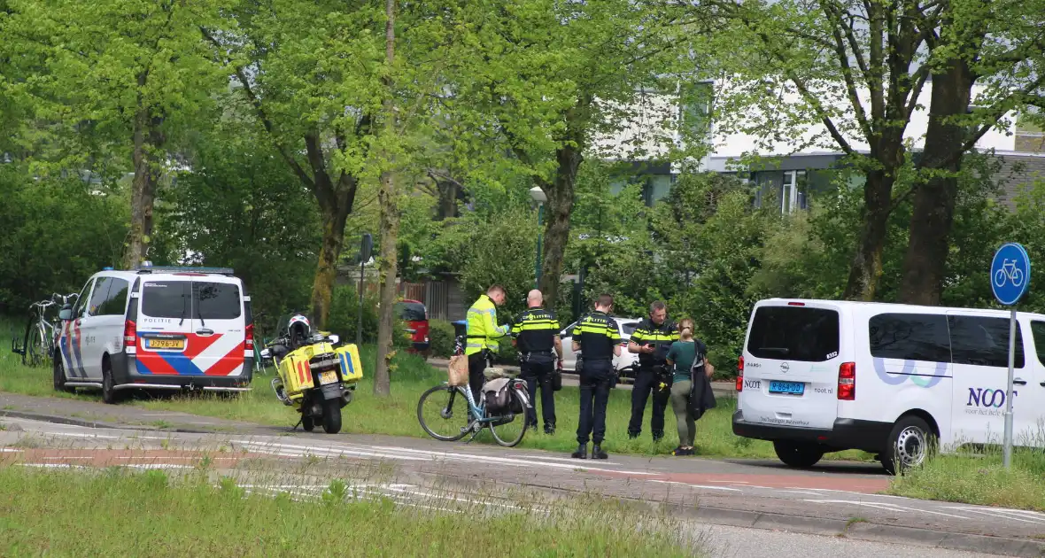 Fietsster aangereden door taxibus - Foto 1