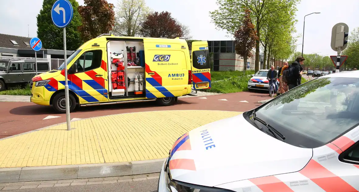 Overstekende fietser geschept door automobilist - Foto 3