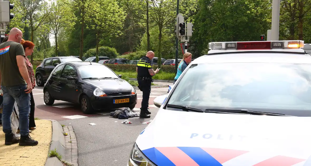 Overstekende fietser geschept door automobilist - Foto 5