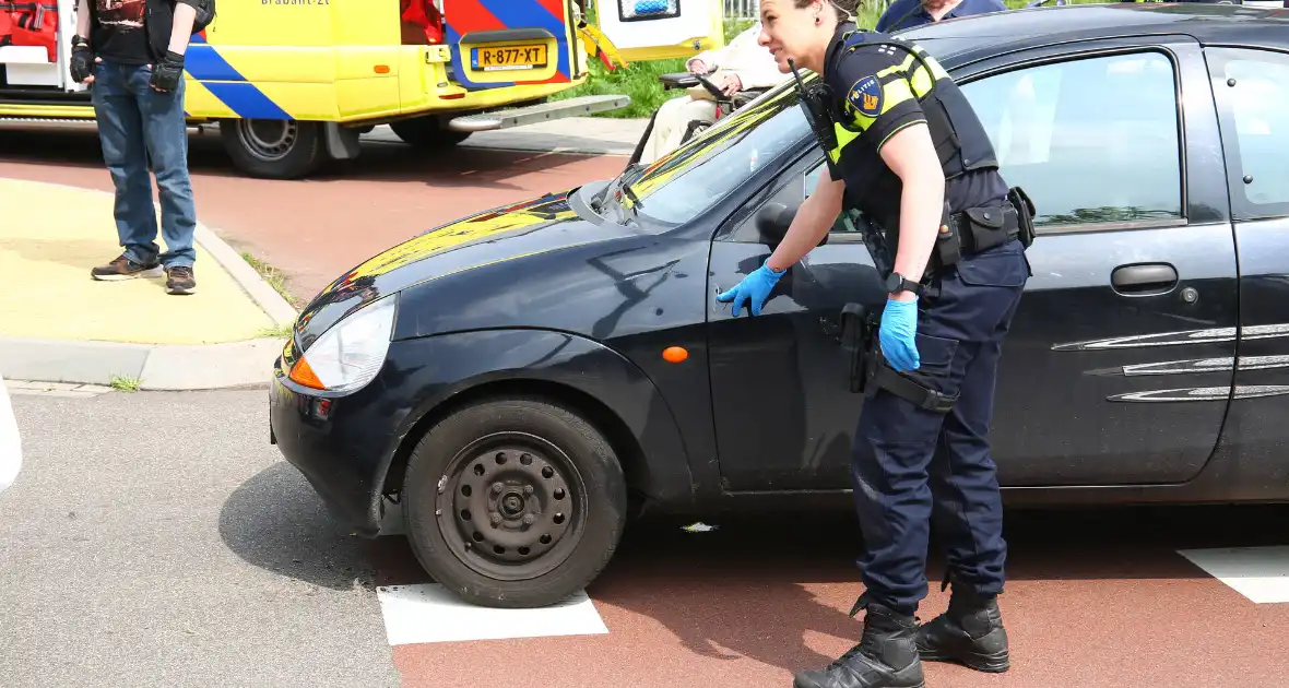 Overstekende fietser geschept door automobilist - Foto 6