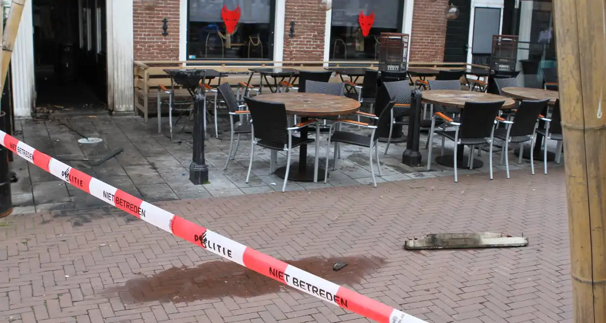 Brandbom tegen horecagelegenheid gegooid - Foto 5