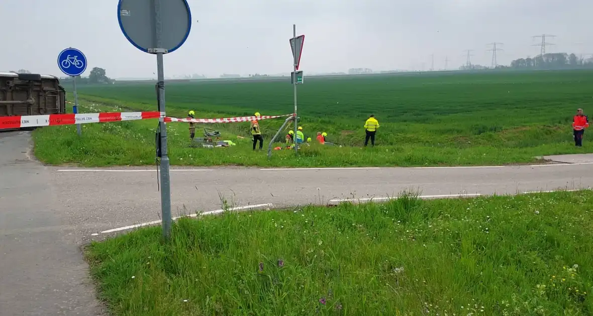 Zwaargewonde en ravage na botsing tussen bus en auto