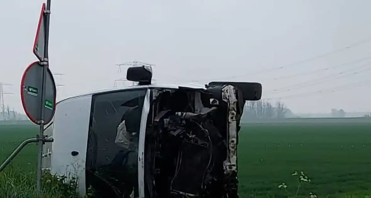 Zwaargewonde en ravage na botsing tussen bus en auto - Foto 1