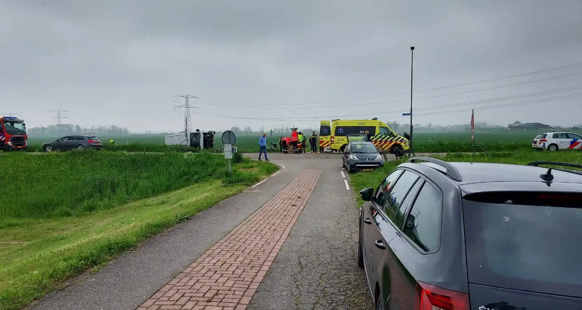 Zwaargewonde en ravage na botsing tussen bus en auto - Foto 2