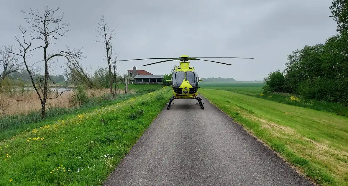 Zwaargewonde en ravage na botsing tussen bus en auto - Foto 3