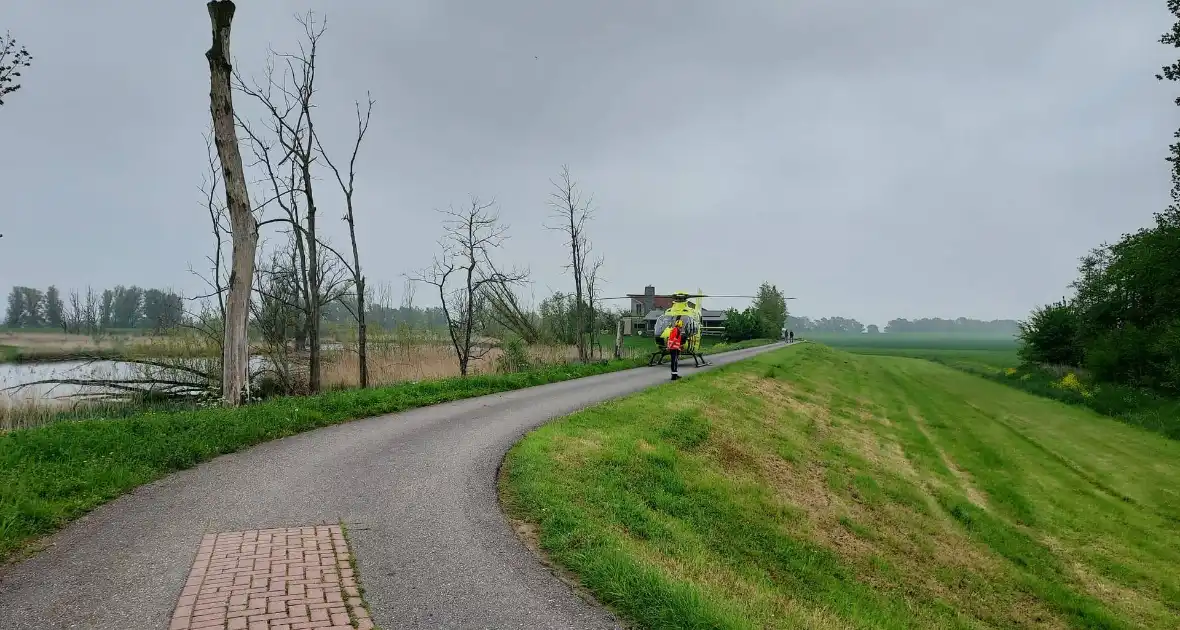 Zwaargewonde en ravage na botsing tussen bus en auto - Foto 4