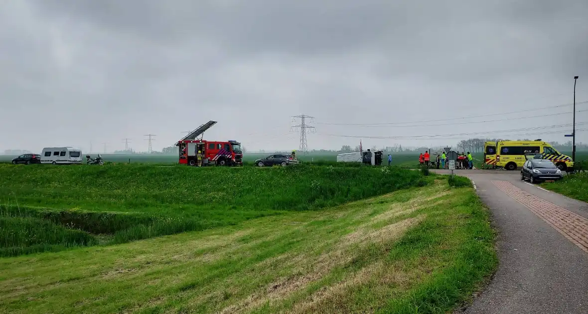 Zwaargewonde en ravage na botsing tussen bus en auto - Foto 5